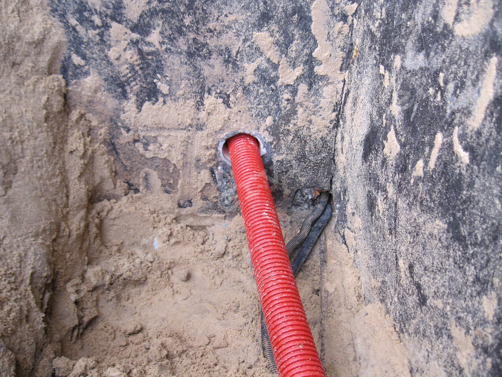 Труба для прокладки кабеля купить. ПНД гофра для прокладки кабеля в земле d100. Трубы для прокладки кабеля под землей 160мм nr160. Кабель для прокладки под землей 2х16. Труба для подземной прокладки кабеля.